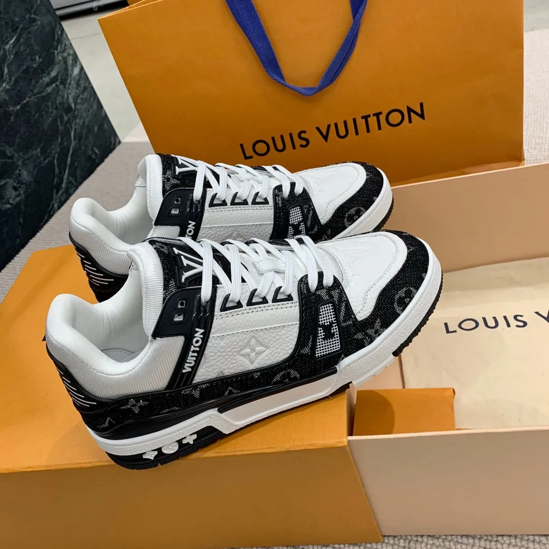 👟👟Ex-factory price 840👟👟 Women's Shoes Factory Purchasing Level ✈️ LV Trainer Latest Series of Couple's Sports Shoes Super Handsome Denim New Style, Very Good-looking ~ A must-have item for fashionistas Top-notch embossed grained calf leather on the upper Original molded T👟👟Ex-factory price U outsole, same texture as the original version Please look for our quality Please pay attention to distinguish the currency materials on the market Men's size: 39-45 Women's size: 35-40 ⚠️Full set of packaging (exclusive z👟👟factory price level anti-theft buckle cannot be sold once disassembled)
